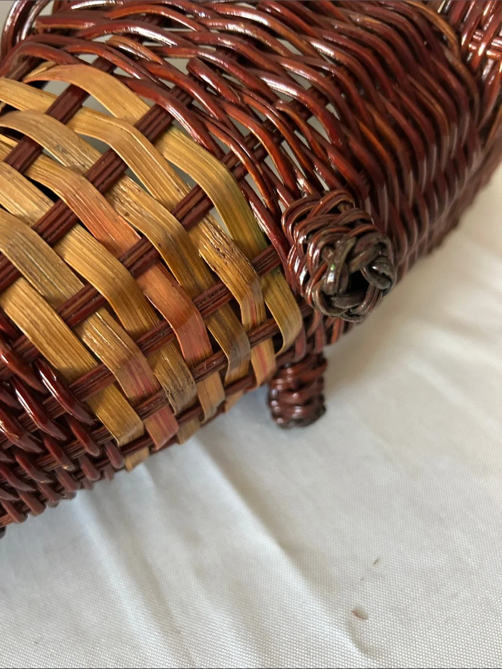 VTG two-tone wicker/rattan cornucopia basket with an attached tray base